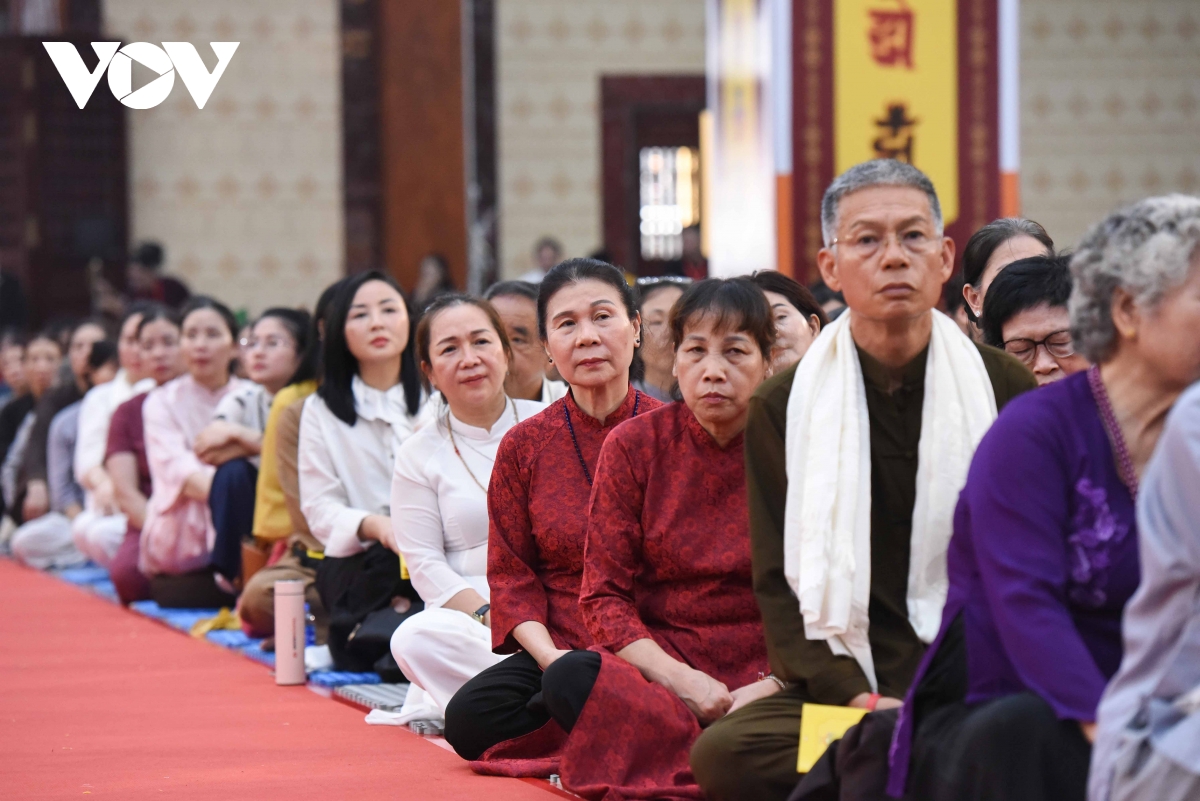 bien nguoi do ve bac ninh nghe hoang ton vairochana rinpoche tai chua hung phuc hinh anh 10