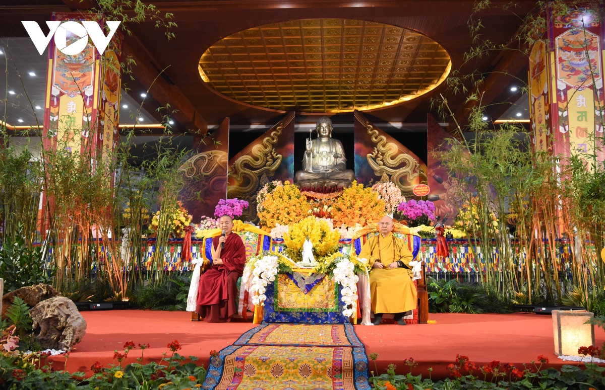 bien nguoi do ve bac ninh nghe hoang ton vairochana rinpoche tai chua hung phuc hinh anh 3