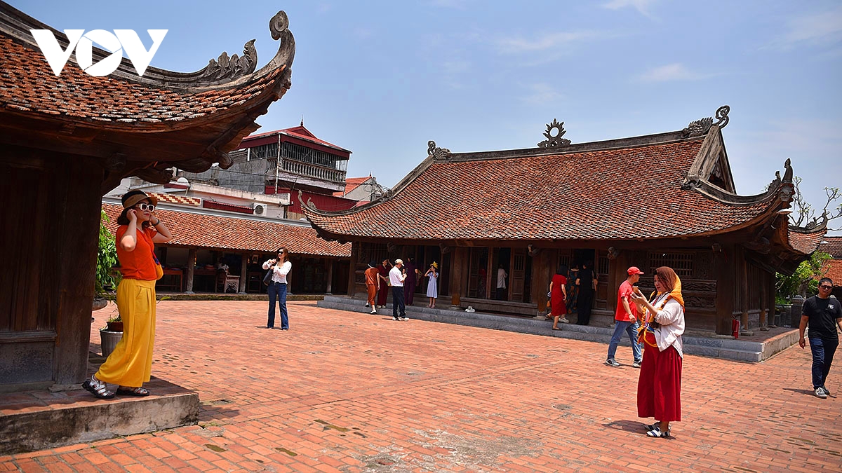 Doc dao ngoi chua co khong co nha su o lang khoa bang hanh thien, ninh binh hinh anh 8