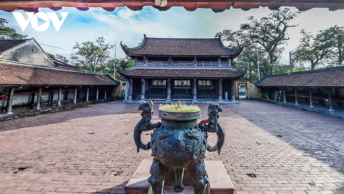Doc dao ngoi chua co khong co nha su o lang khoa bang hanh thien, ninh binh hinh anh 3