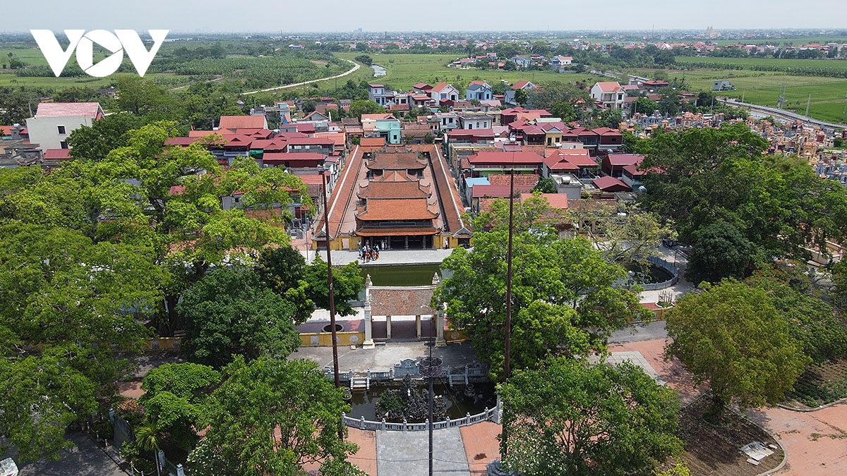 Doc dao ngoi chua co khong co nha su o lang khoa bang hanh thien, ninh binh hinh anh 1