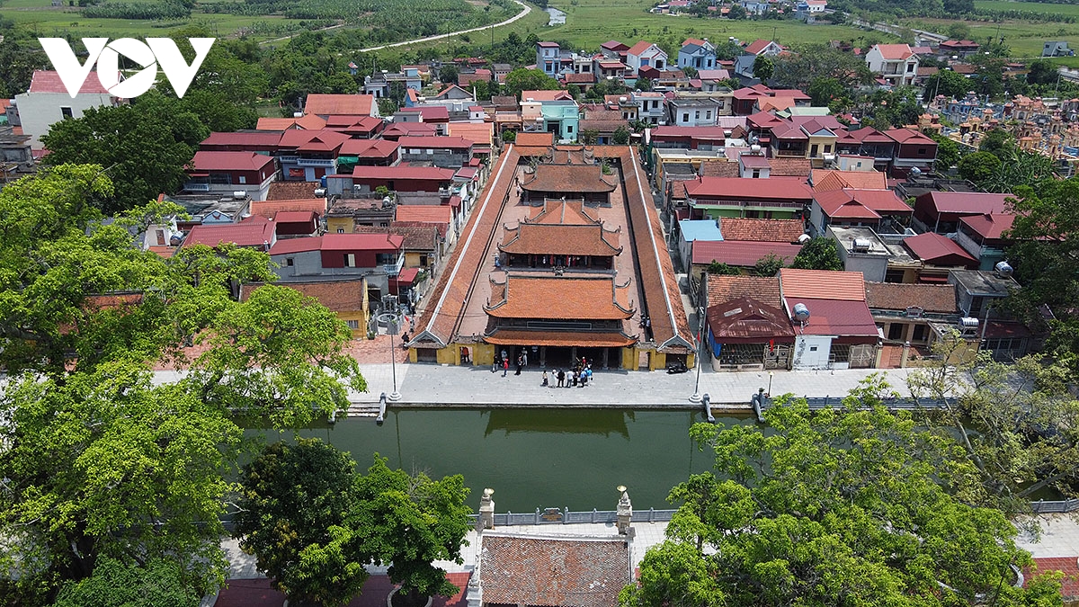 Doc dao ngoi chua co khong co nha su o lang khoa bang hanh thien, ninh binh hinh anh 4