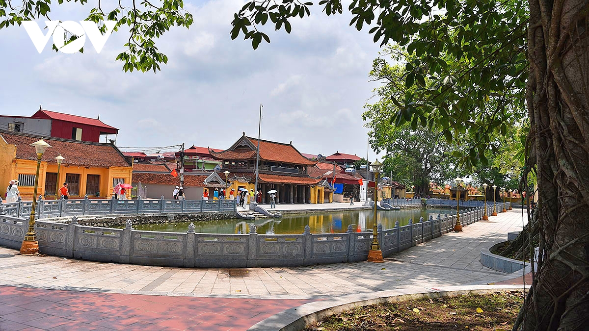 Doc dao ngoi chua co khong co nha su o lang khoa bang hanh thien, ninh binh hinh anh 2