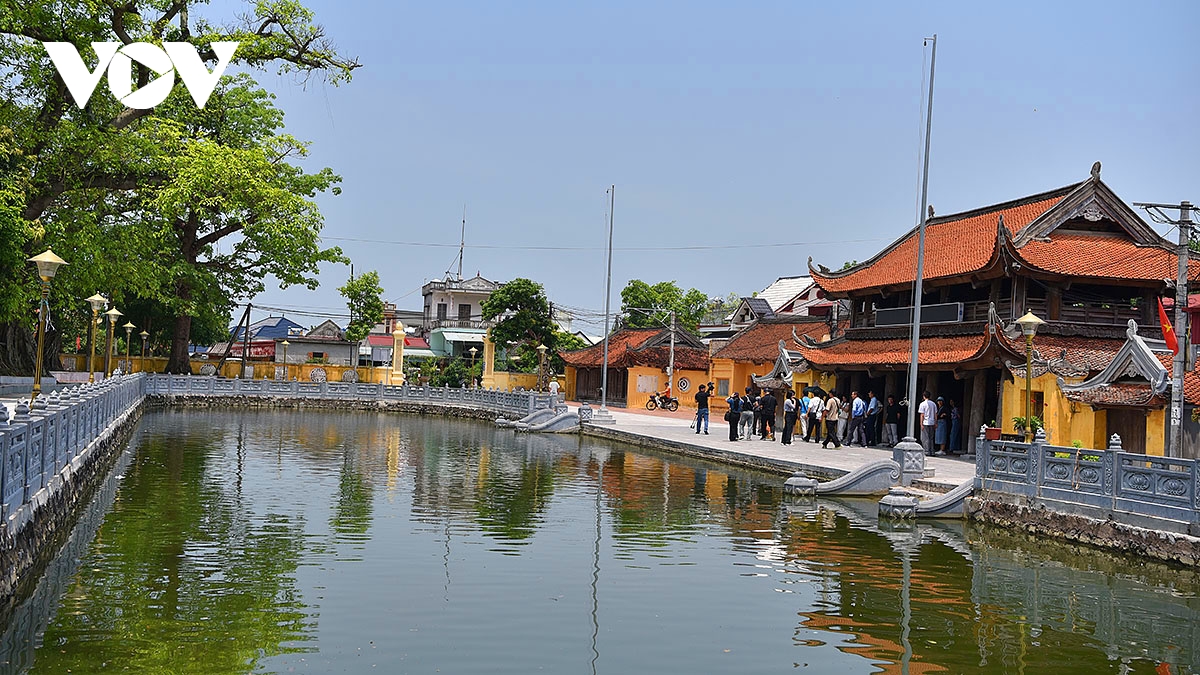 Doc dao ngoi chua co khong co nha su o lang khoa bang hanh thien, ninh binh hinh anh 6