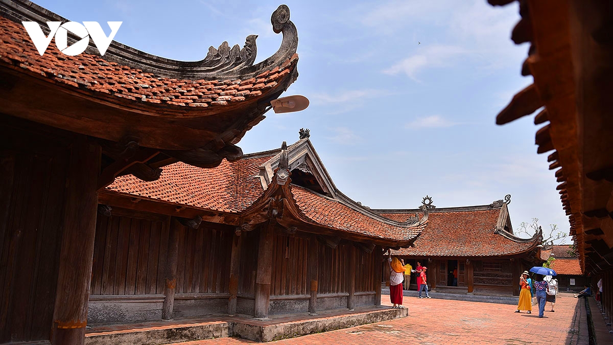 Doc dao ngoi chua co khong co nha su o lang khoa bang hanh thien, ninh binh hinh anh 7