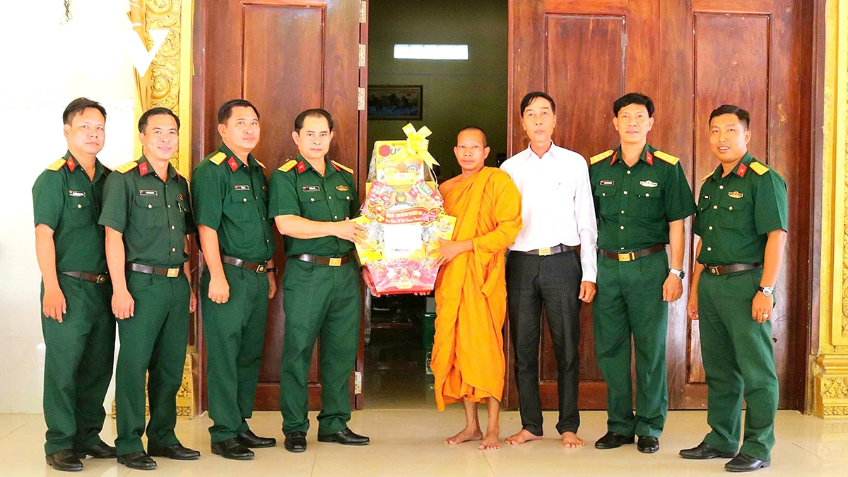 su doan 330, quan khu 9 tham, chuc tet chol chnam thmay nam 2026 hinh anh 1