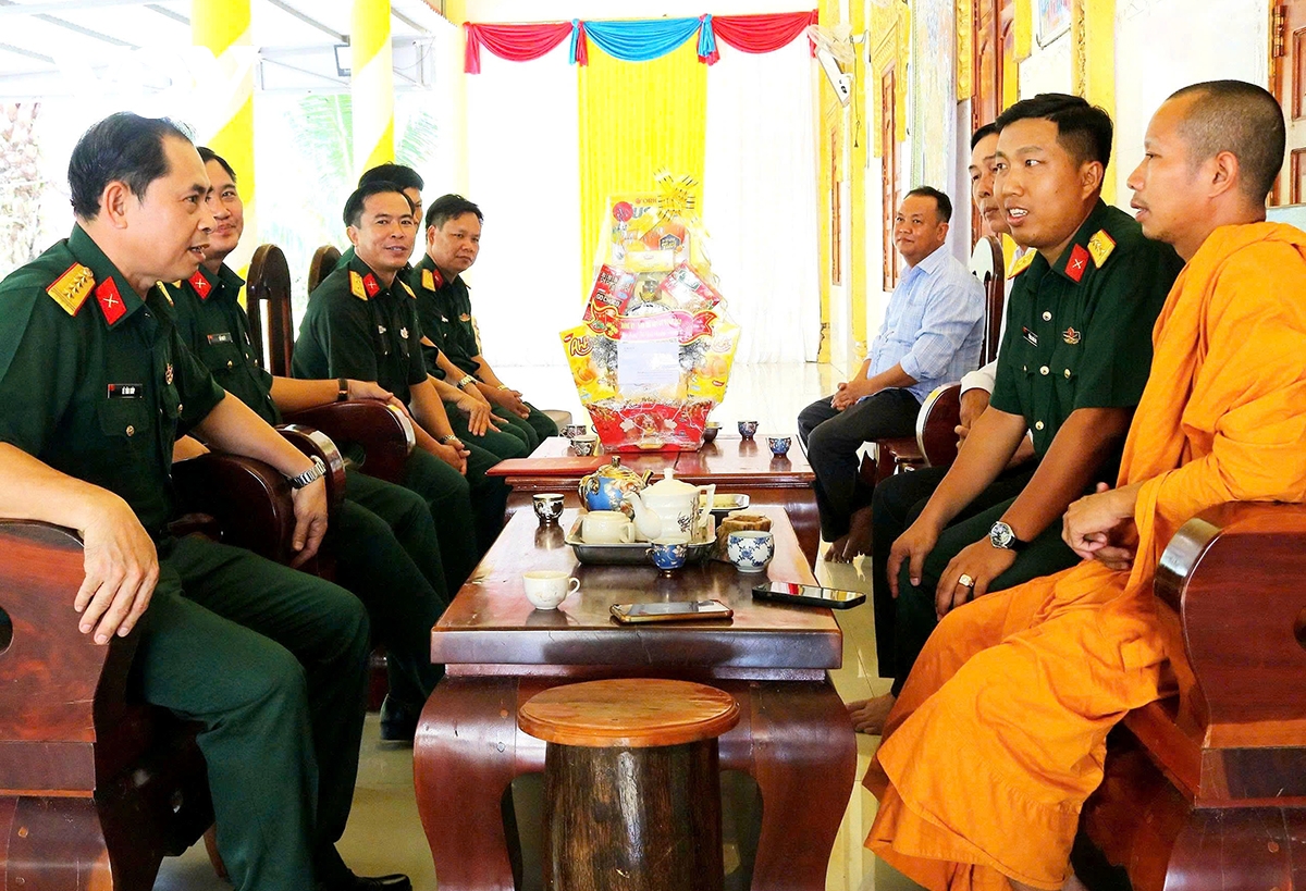 su doan 330, quan khu 9 tham, chuc tet chol chnam thmay nam 2026 hinh anh 2