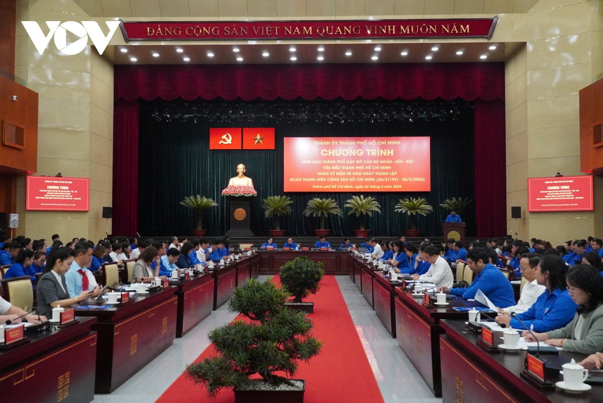 bi thu thanh uy tp.hcm dan hat trong buoi gap go voi thanh nien hinh anh 1