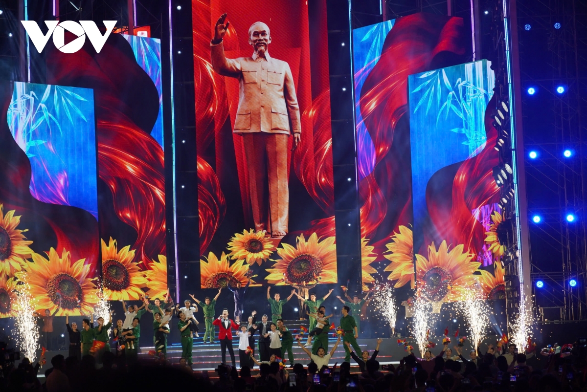 xuc dong, tu hao chuong trinh nghe thuat ky niem 51 nam thong nhat dat nuoc hinh anh 2