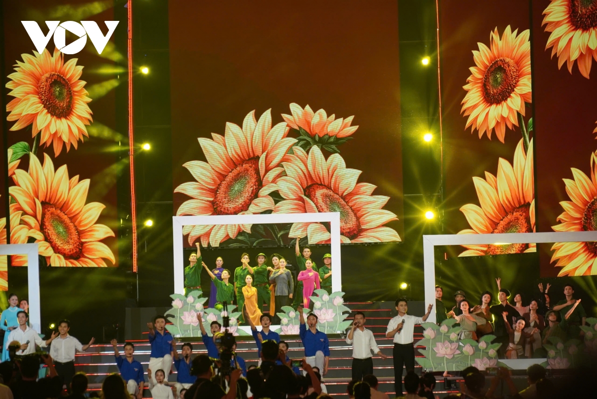 xuc dong, tu hao chuong trinh nghe thuat ky niem 51 nam thong nhat dat nuoc hinh anh 4