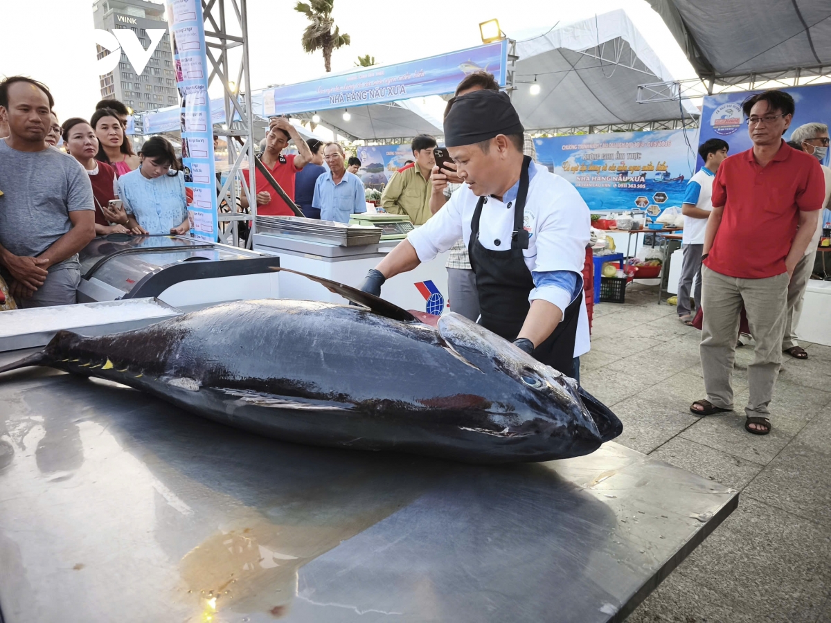 man nhan ky nghe xe ca ngu tai tuy hoa Dak lak , du khach xep hang cho an tai cho hinh anh 1