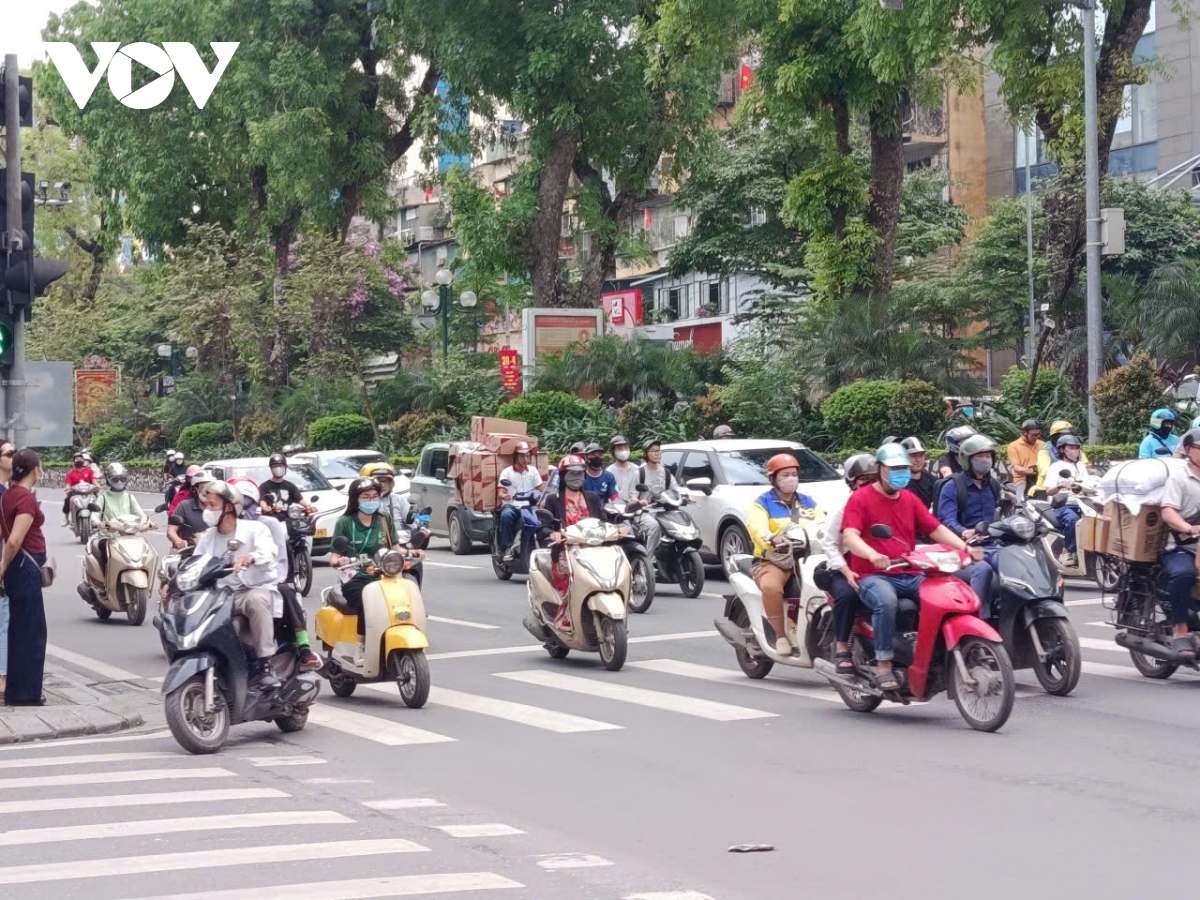 Thí điểm siết xe máy vào lõi phố cổ: Người dân nói gì?