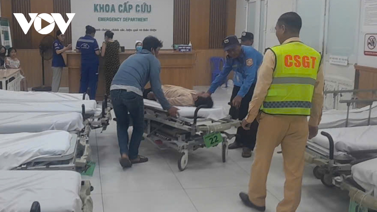 csgt dung xe dac chung mo duong cuu 2 nguoi nguy kich tren cao toc hinh anh 1