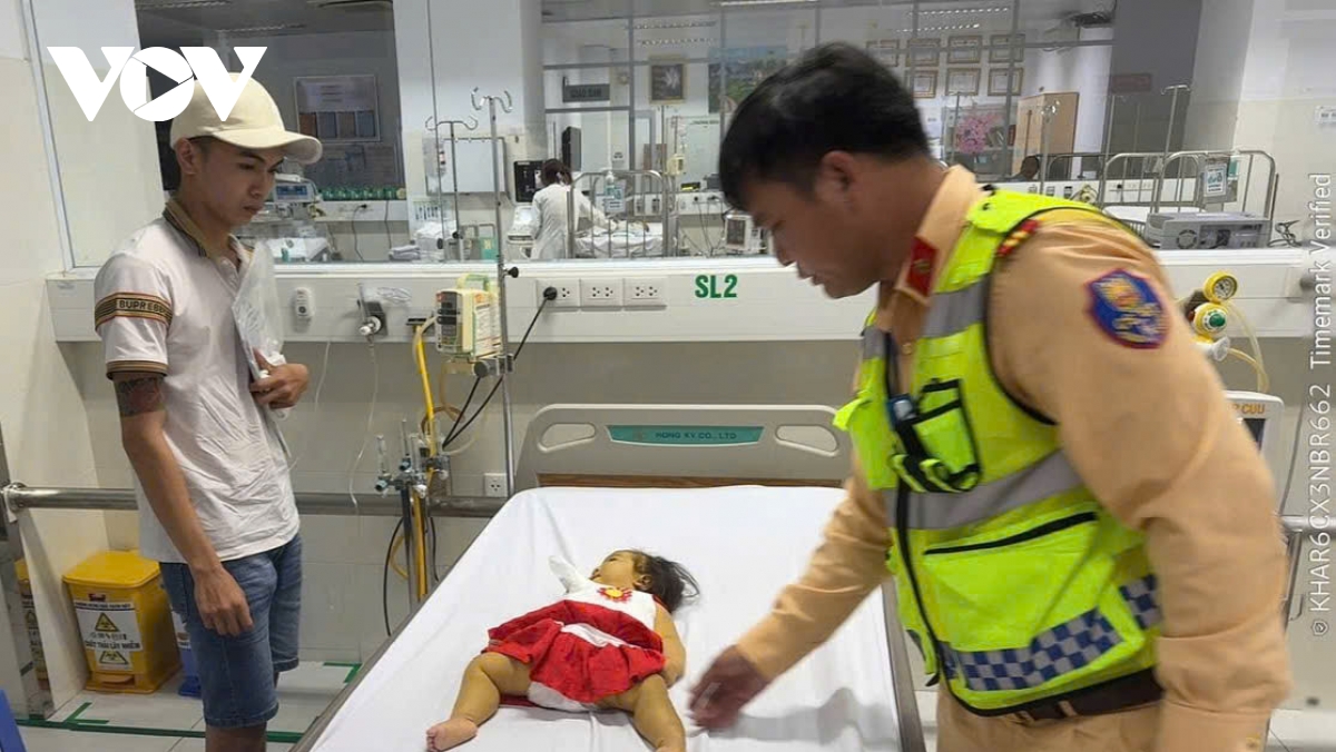 csgt dung xe dac chung mo duong cuu 2 nguoi nguy kich tren cao toc hinh anh 2