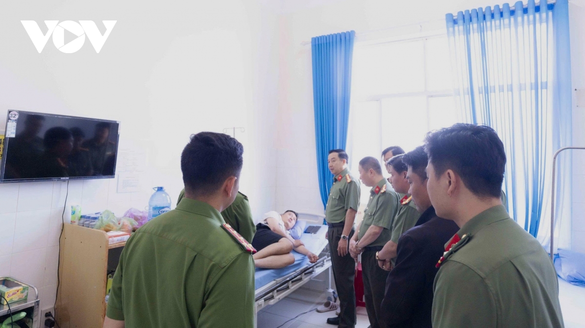 Dai uy cong an tai lam Dong trong thuong khi chua chay nha dan hinh anh 2