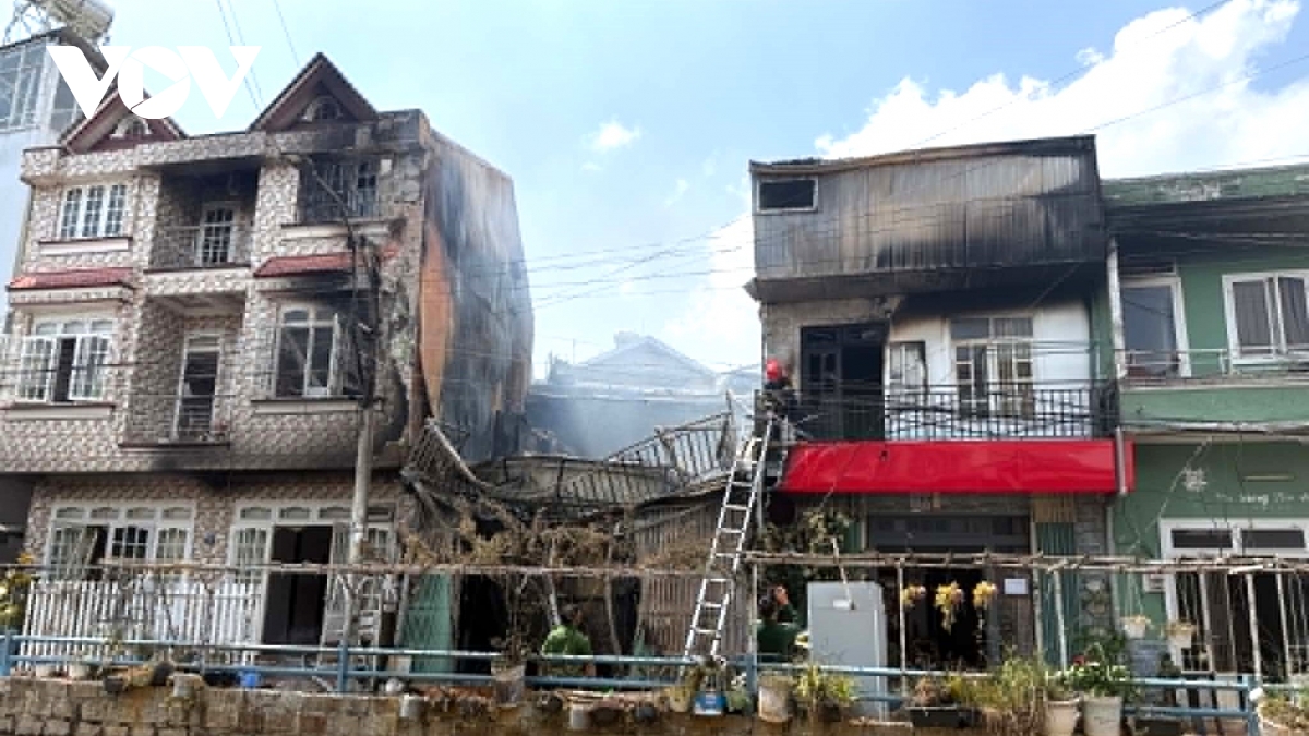 Dai uy cong an tai lam Dong trong thuong khi chua chay nha dan hinh anh 1