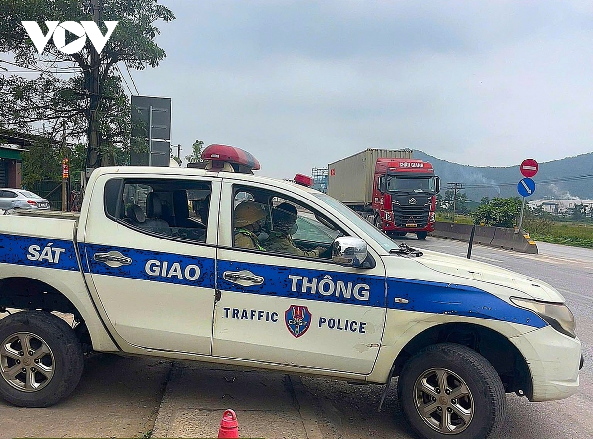 CSGT Nghệ An kịp thời dẫn đường, hỗ trợ đưa cháu bé nguy kịch đi cấp cứu