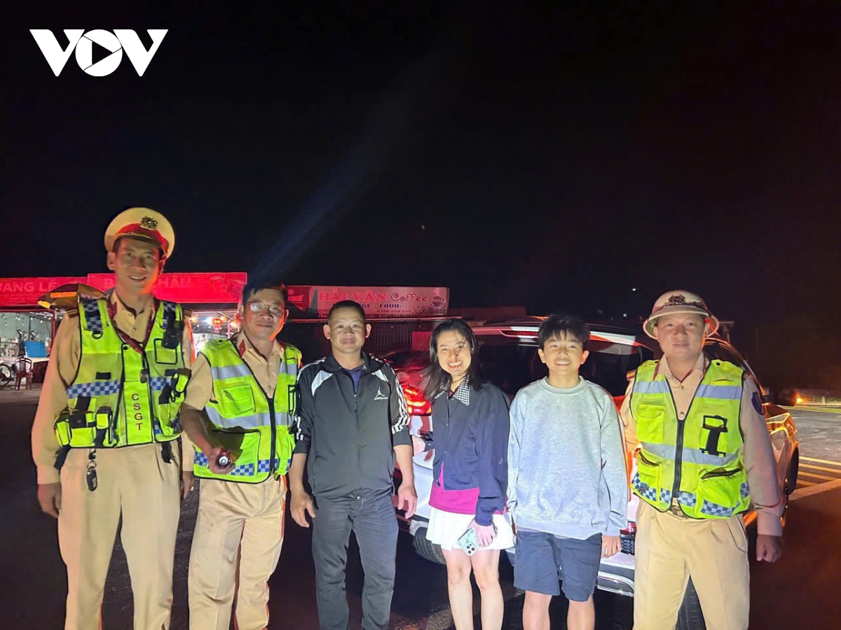 csgt Da nang kip thoi ho tro nguoi di duong gap su co tren deo hai van hinh anh 1