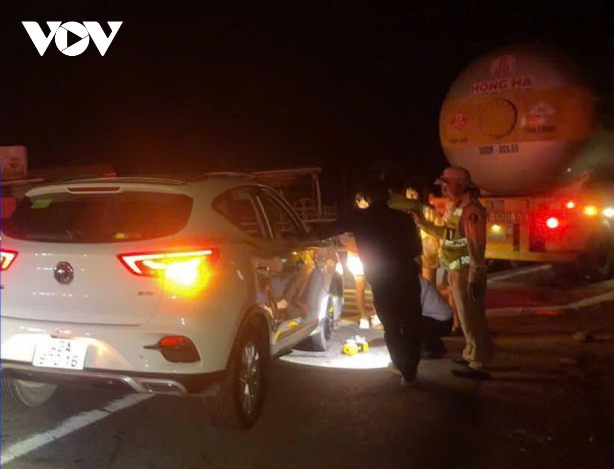 csgt Da nang kip thoi ho tro nguoi di duong gap su co tren deo hai van hinh anh 2