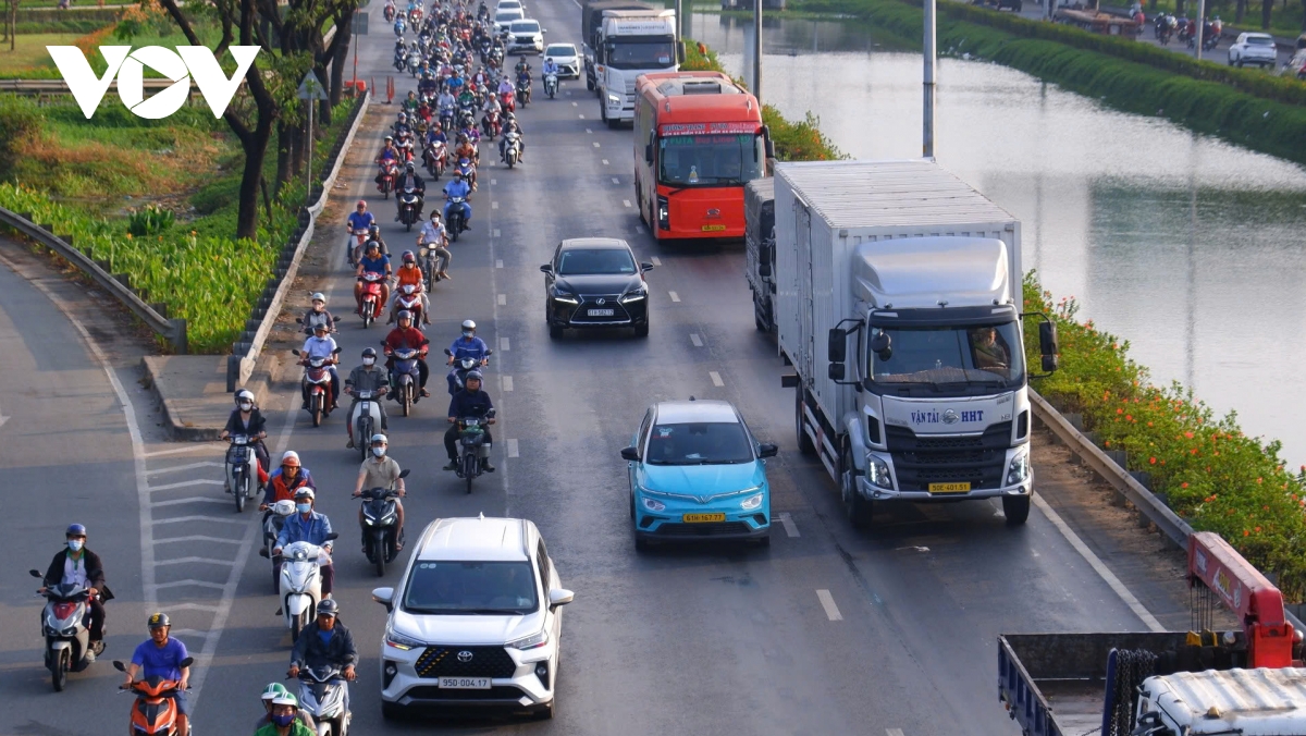 tp.hcm cua ngo dong duc, san bay dan tang nhiet trong ngay dau nghi le hinh anh 1