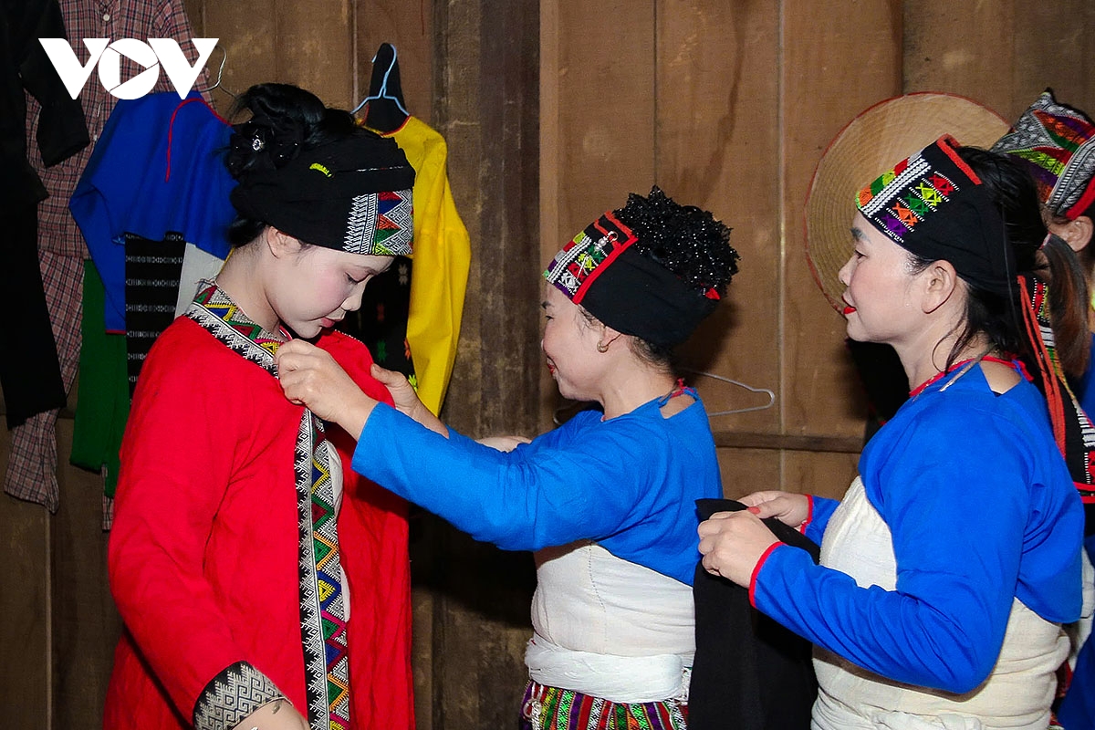 Doc dao tuc cuoi hai lan cua nguoi dan toc thai xu thanh hinh anh 11