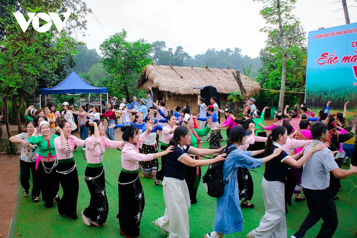 Doc dao tuc cuoi hai lan cua nguoi dan toc thai xu thanh hinh anh 18