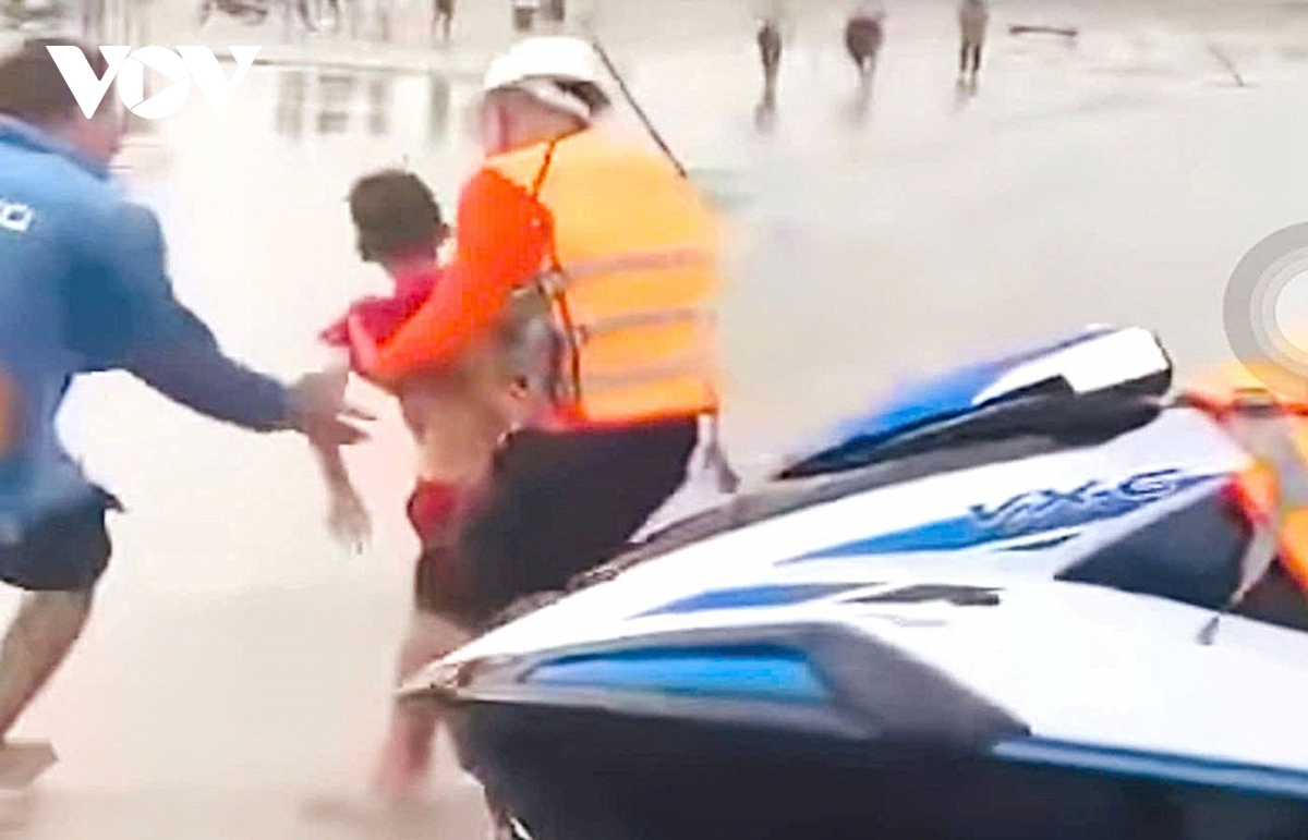 Cứu 2 anh em song sinh bị sóng cuốn ra xa khi tắm biển ở Nghệ An