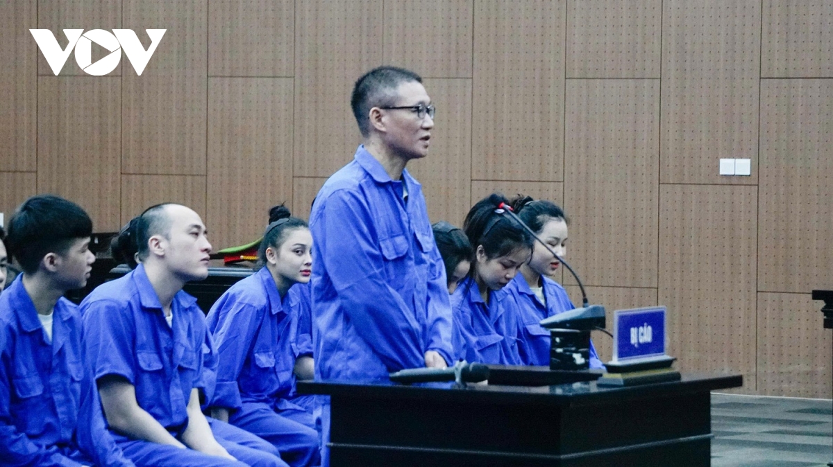 cuu pho chu tich phuong nhan an 7 nam tu vi bay lac voi hai nu nhan vien hinh anh 1