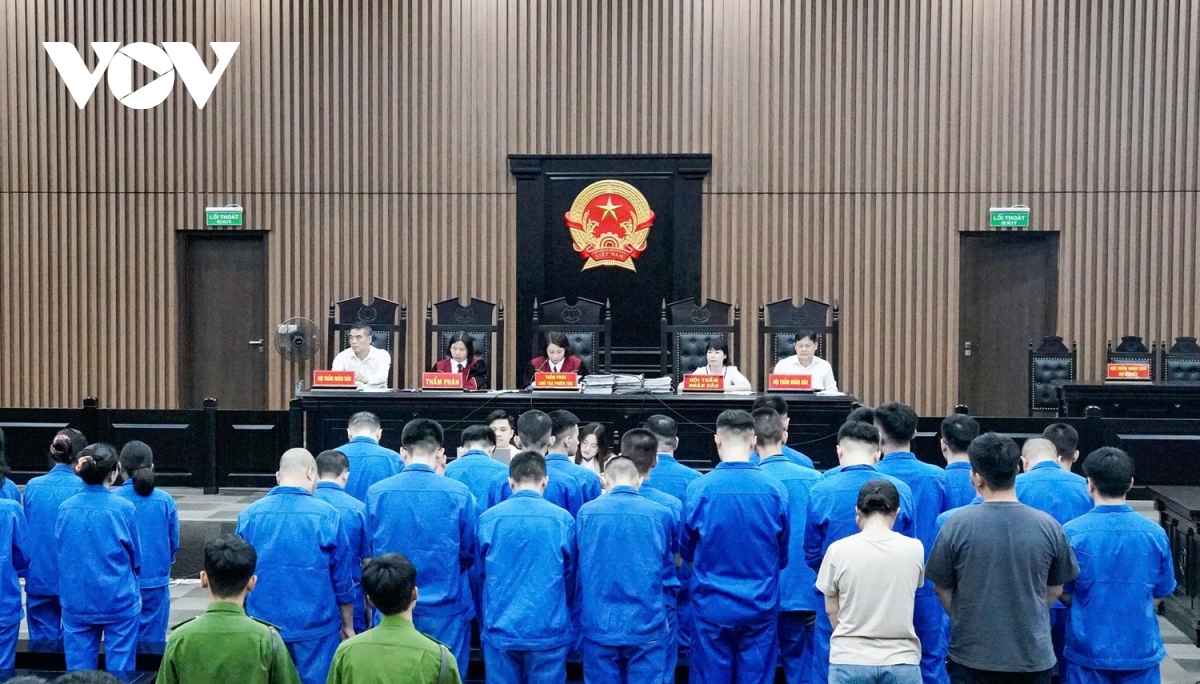 cuu pho chu tich phuong nhan an 7 nam tu vi bay lac voi hai nu nhan vien hinh anh 2