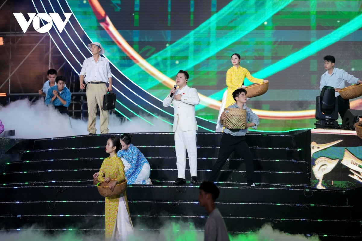 dan ca vi, giam tai hien hanh trinh bac ho tim duong cuu nuoc tai concert quoc gia hinh anh 1