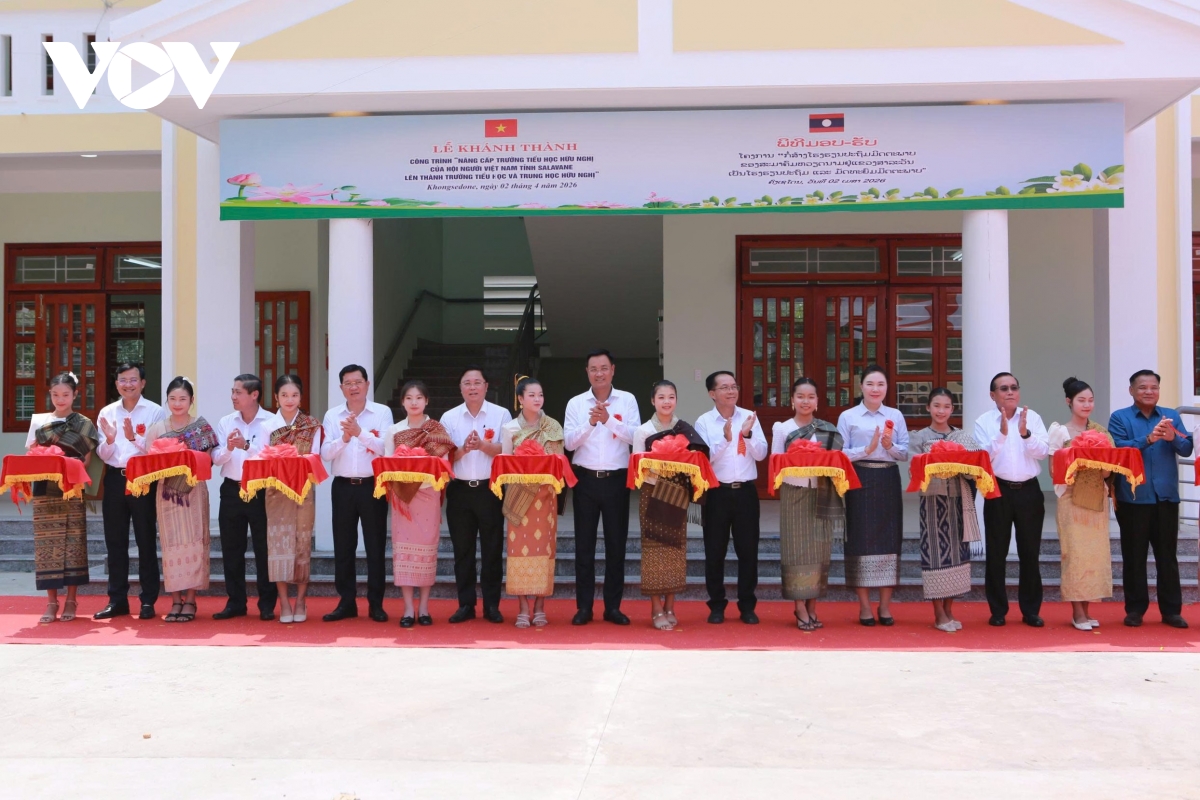 Da nang ban giao truong huu nghi cho hoi nguoi viet tinh salavanh hinh anh 1