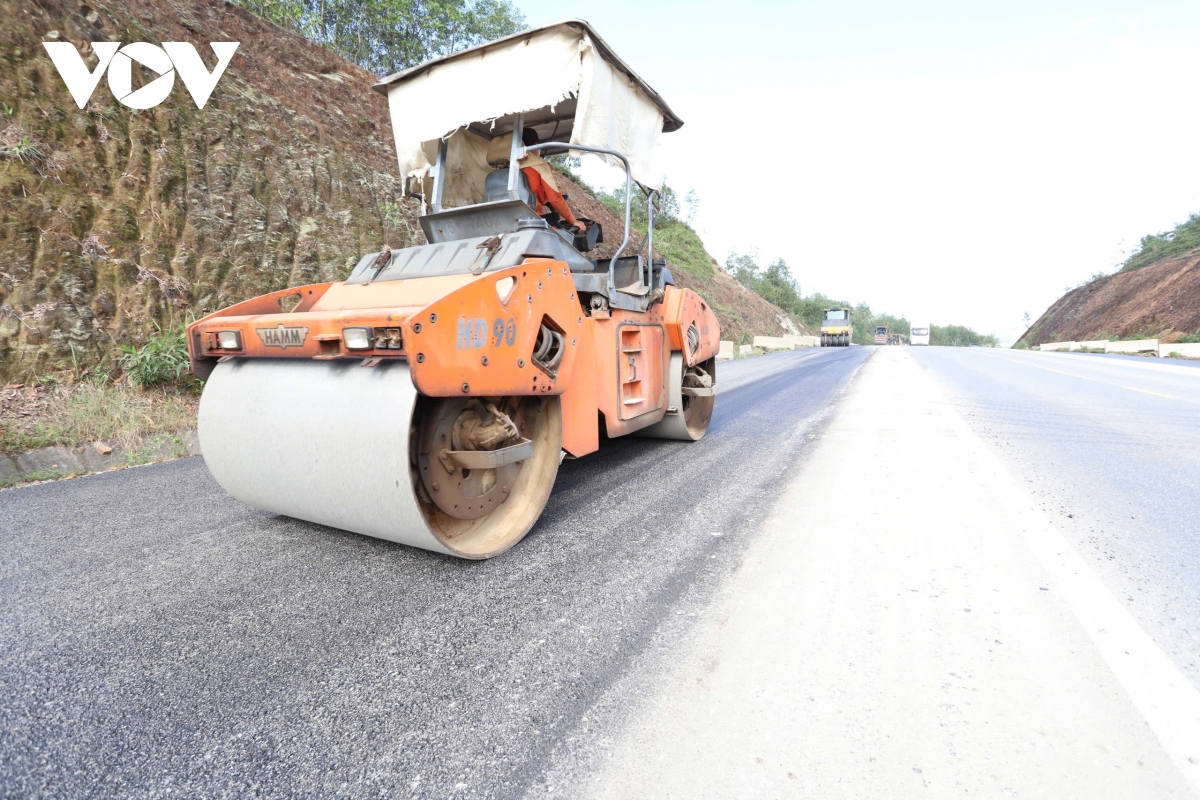dau tang gia, nha thau khac phuc kho khan bam tien do cao toc la son - hoa lien hinh anh 9