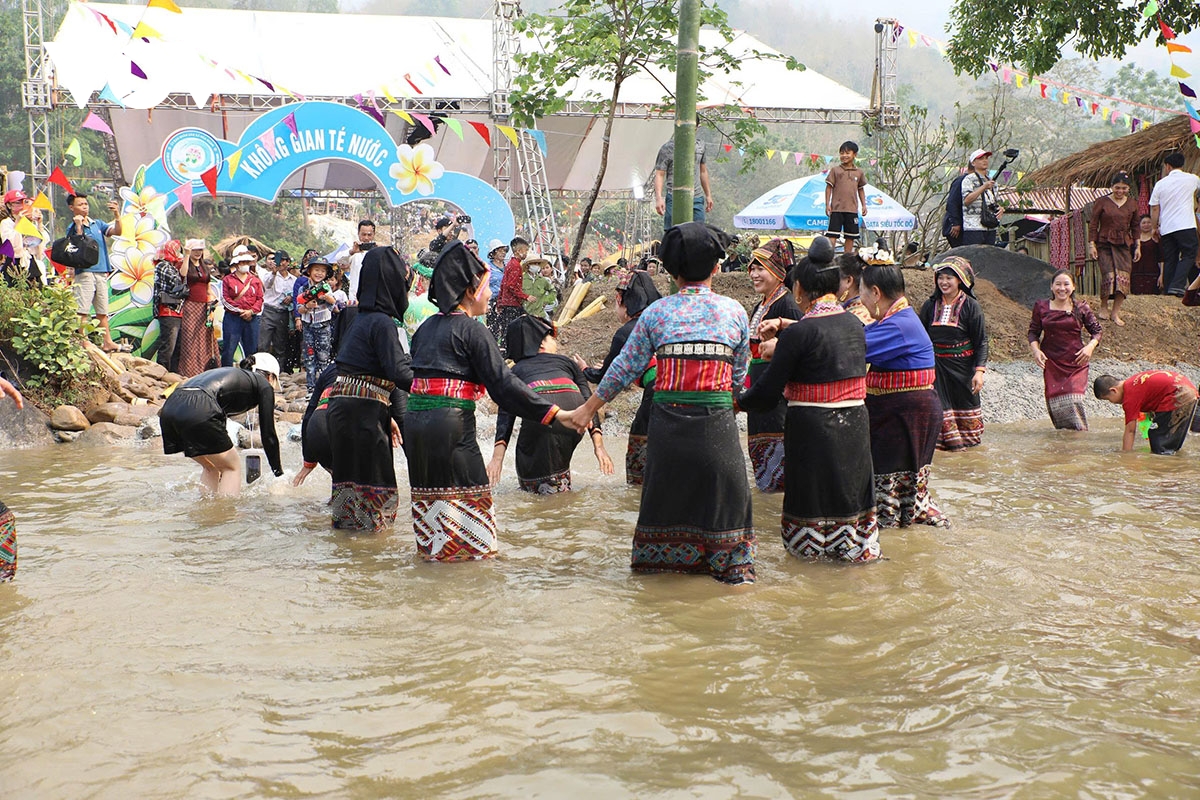 ron rang tet te nuoc bun huot nam cua nguoi lao o tinh Dien bien hinh anh 10
