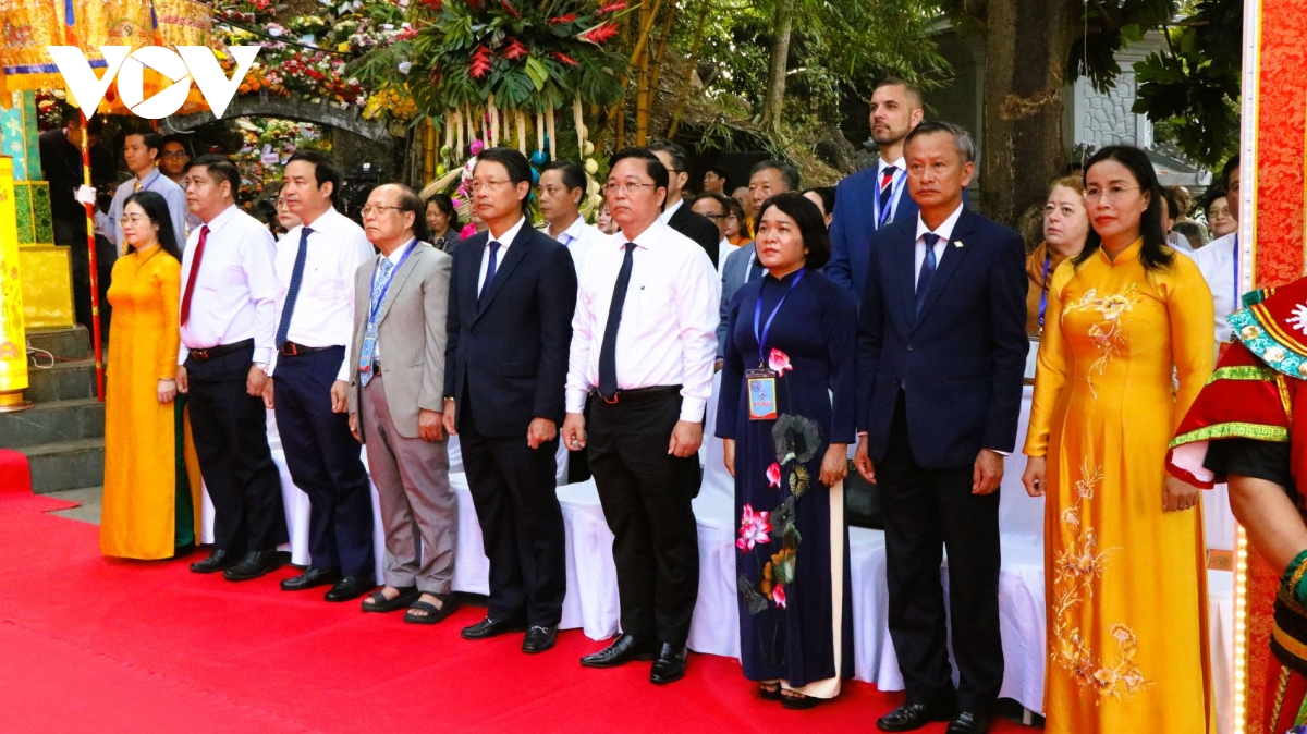 hang ngan nguoi du le via Duc bo tat quan the Am - ngu hanh son hinh anh 11