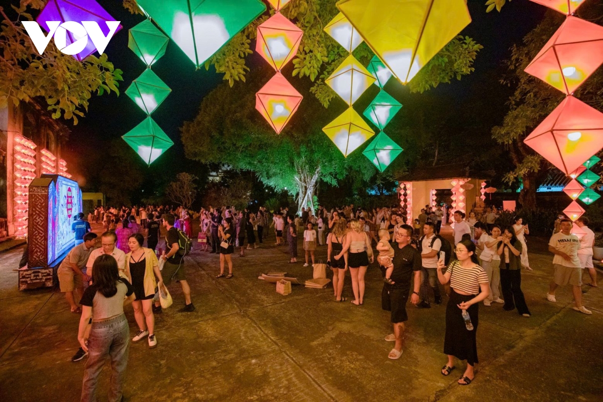 hue mo cua Dai noi ve dem phuc vu khach mua cao diem hinh anh 2