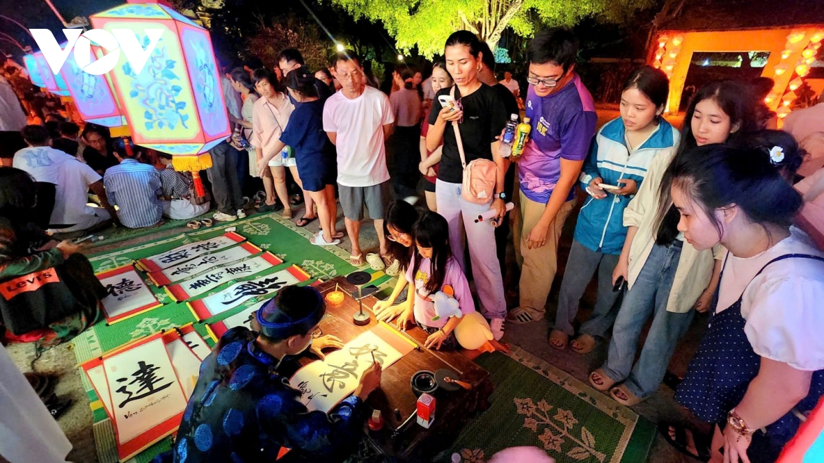 hue don hon 395.000 luot khach dip gio to hung vuong hinh anh 3