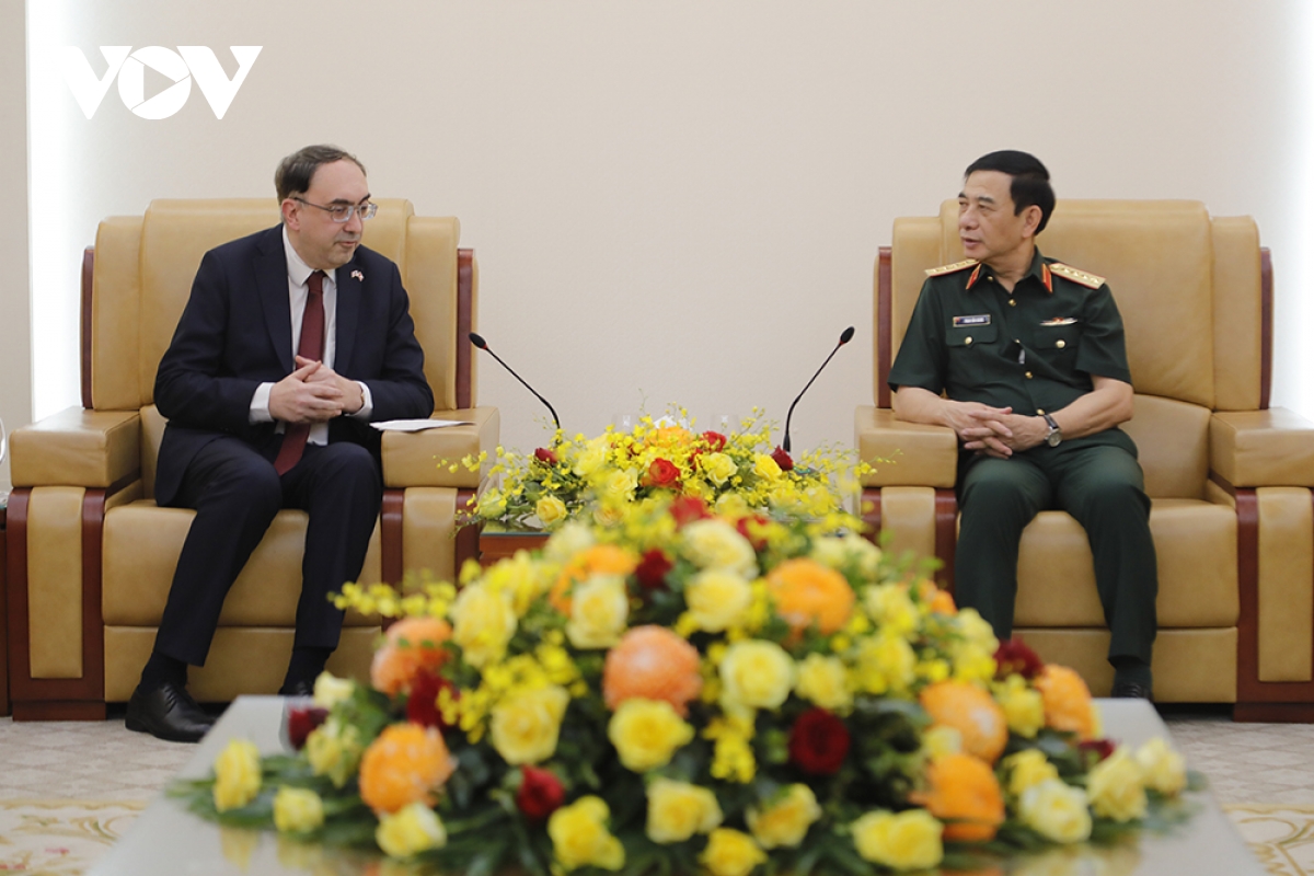 Dai tuong phan van giang tiep Dai su armenia tai viet nam hinh anh 1