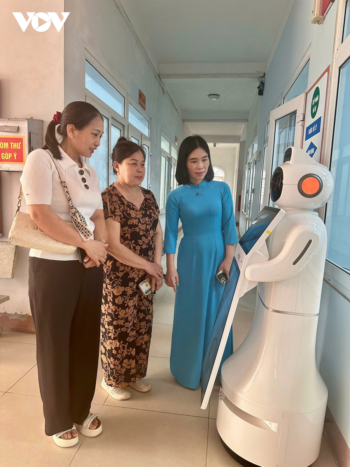 khi robot va ai tro thanh dong nghiep cua can bo phuong hinh anh 3