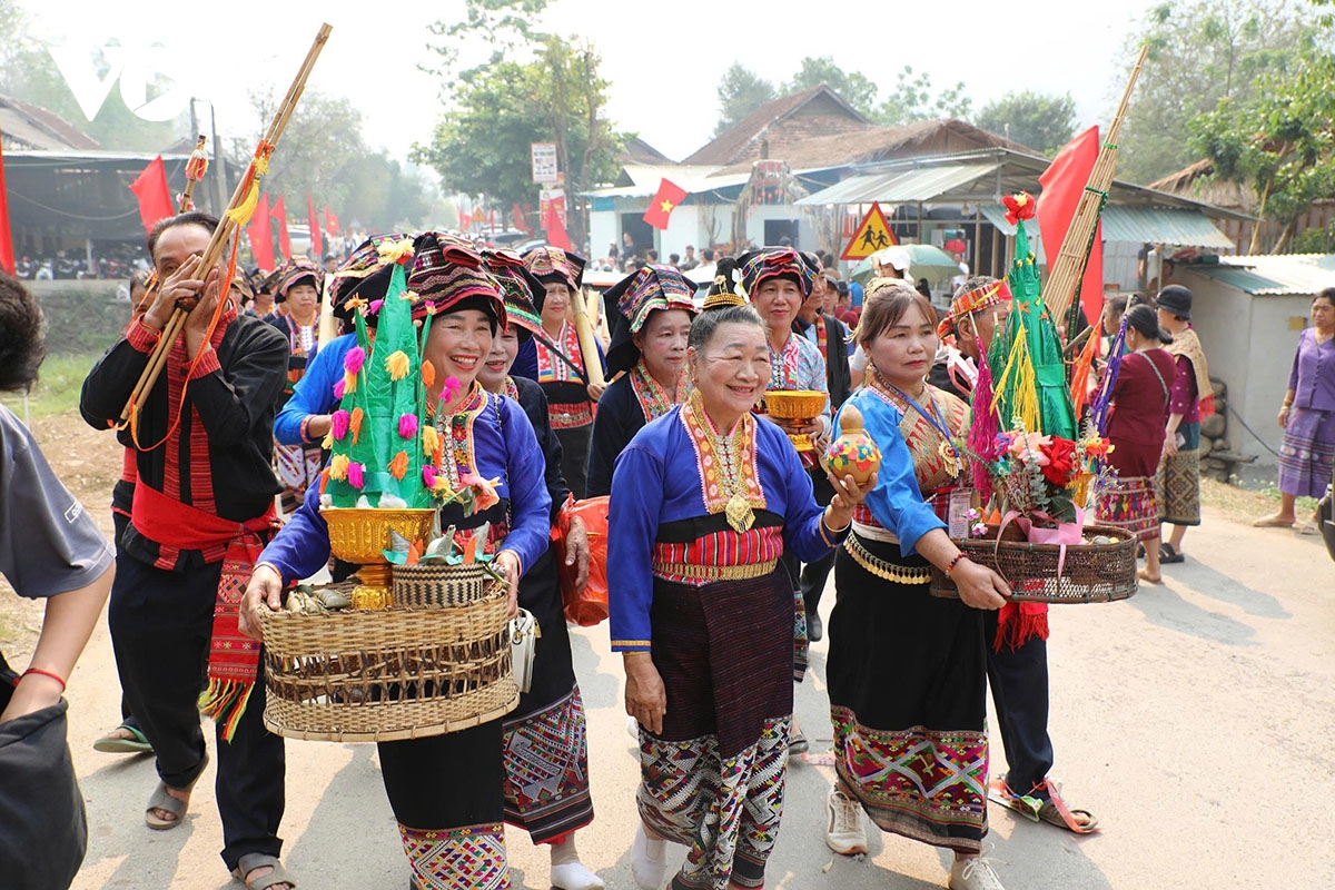 ron rang tet te nuoc bun huot nam cua nguoi lao o tinh Dien bien hinh anh 8
