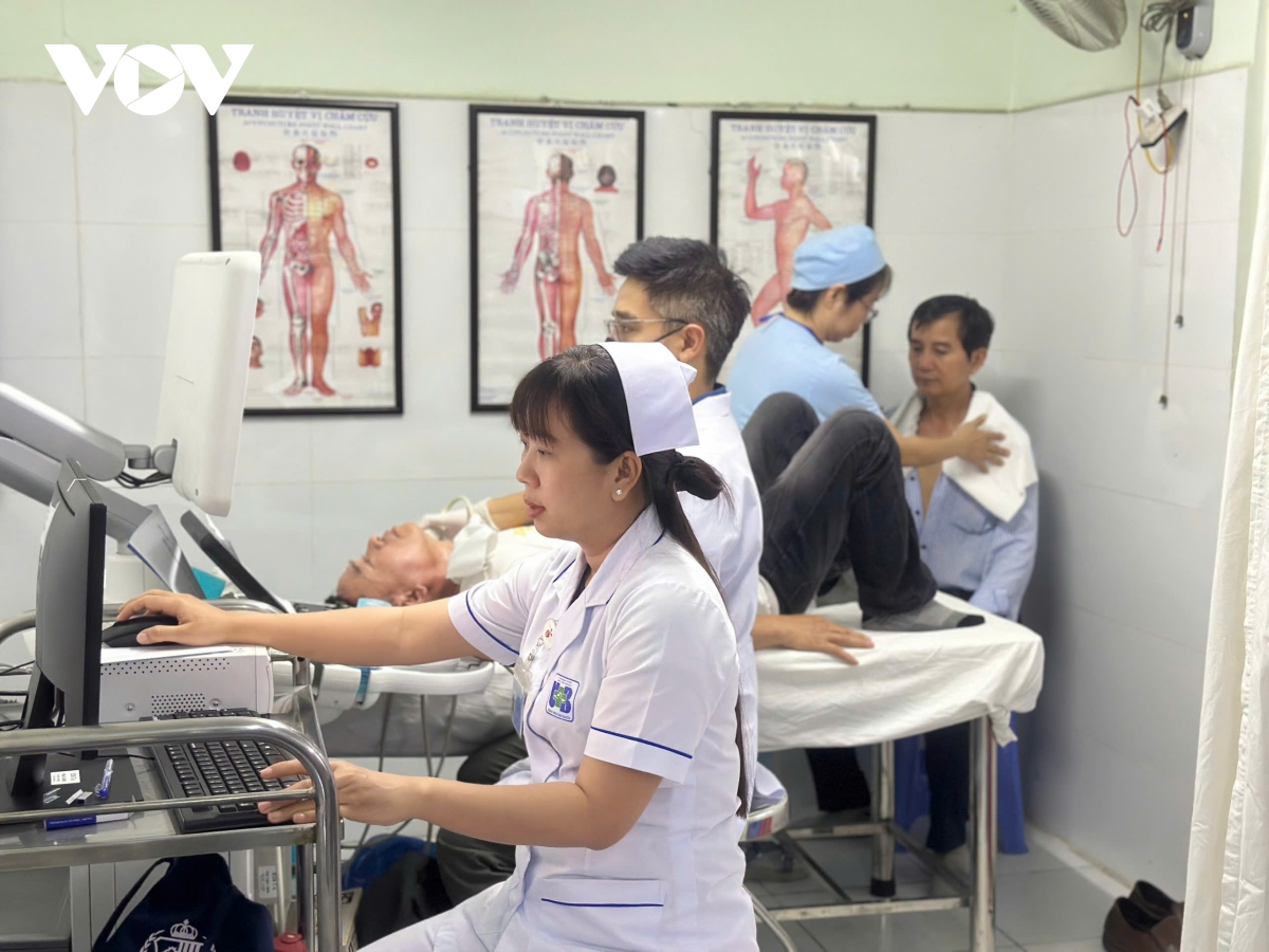 tp.hcm dong loat ra quan kham suc khoe toan dan lon nhat tu truoc den nay hinh anh 2