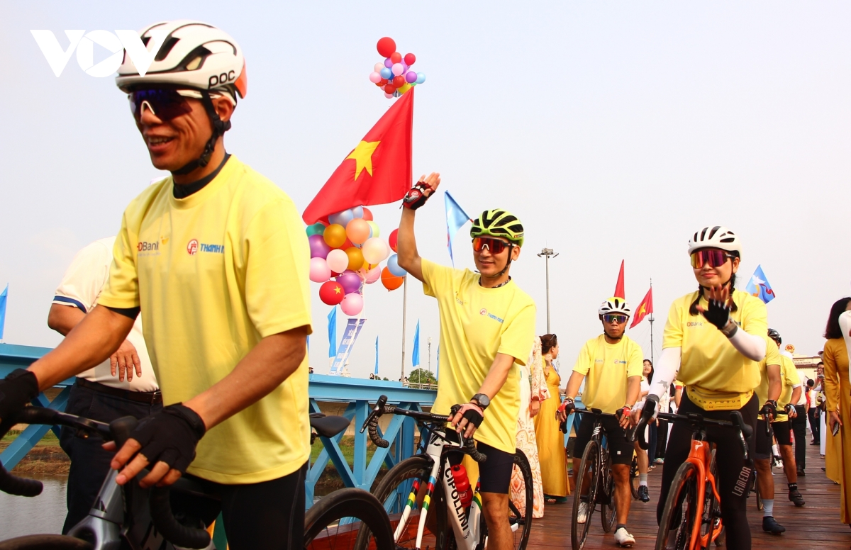 Hơn 1.000 người tham gia Ngày hội đạp xe vì hòa bình tại Quảng Trị