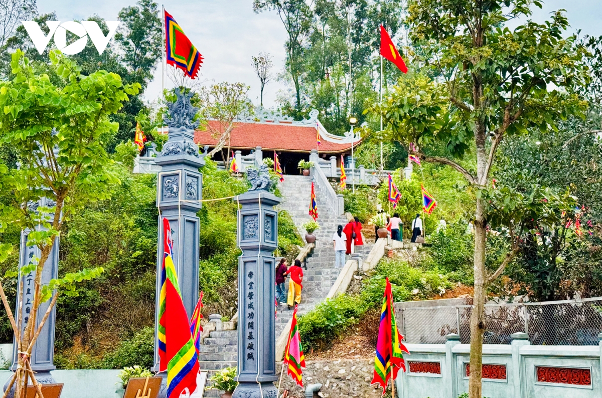 ve ninh binh tray hoi den lang tho tu vi hoang de hinh anh 1