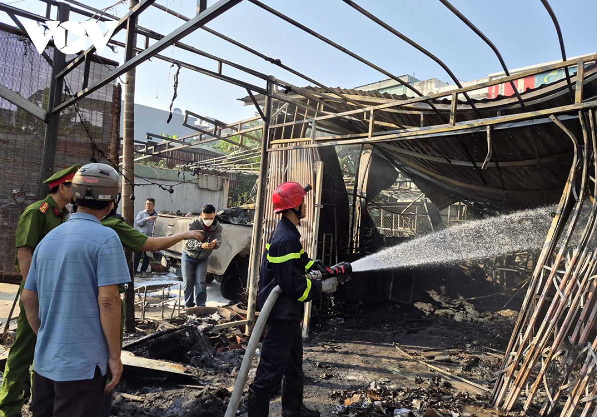 kip thoi khong che vu chay kho chua hang o Da nang hinh anh 4