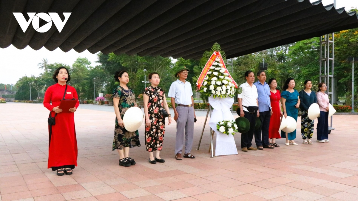 cuoc hoi ngo khong hen truoc o thanh co quang tri hinh anh 2