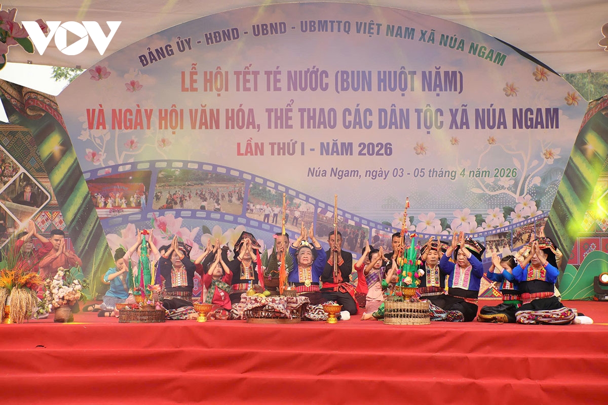 ron rang tet te nuoc bun huot nam cua nguoi lao o tinh Dien bien hinh anh 2