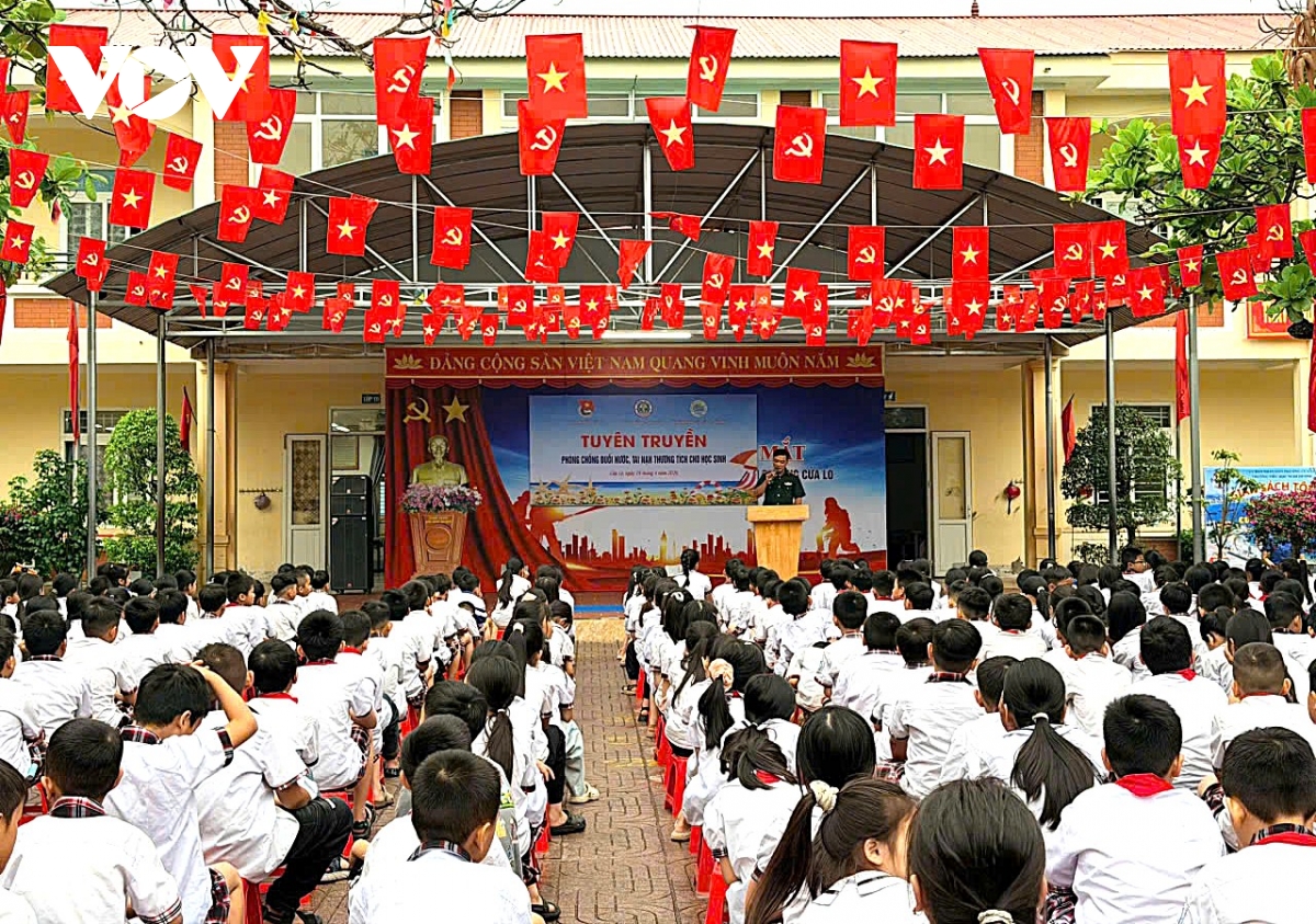 bo doi bien phong nghe an dua ky nang chong duoi nuoc den voi hoc sinh hinh anh 1