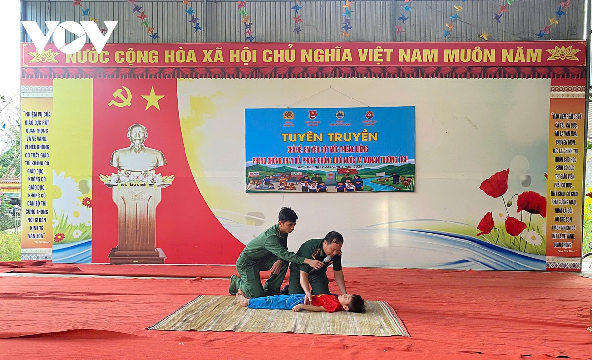 bo doi bien phong nghe an dua ky nang chong duoi nuoc den voi hoc sinh hinh anh 2