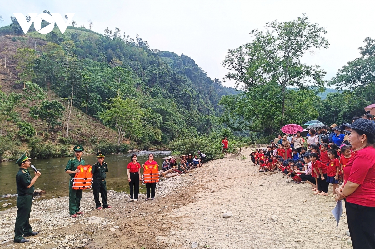 bo doi bien phong nghe an dua ky nang chong duoi nuoc den voi hoc sinh hinh anh 3