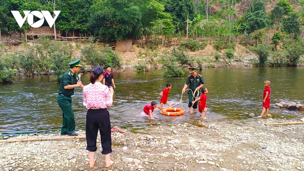 bo doi bien phong nghe an dua ky nang chong duoi nuoc den voi hoc sinh hinh anh 4