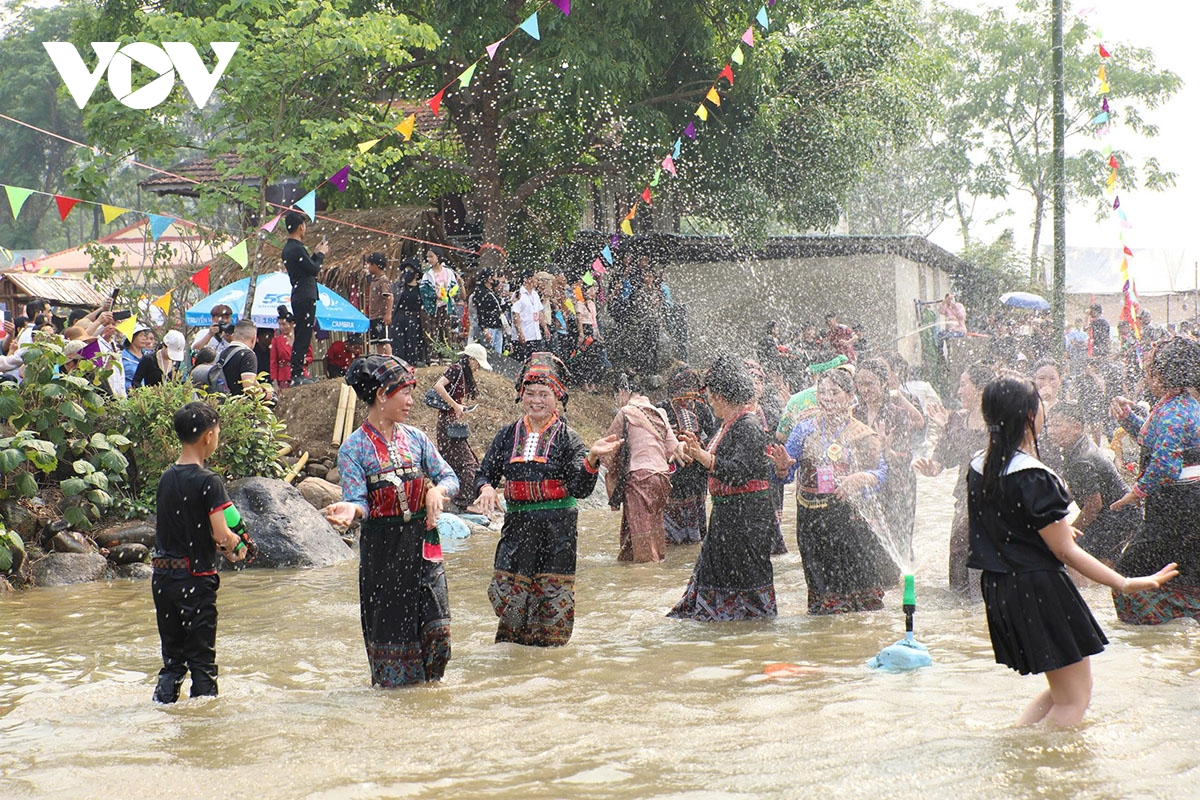 ron rang tet te nuoc bun huot nam cua nguoi lao o tinh Dien bien hinh anh 13